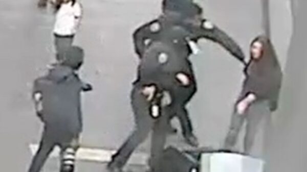 Man punches 4-year-old and kicks cop in Times Square