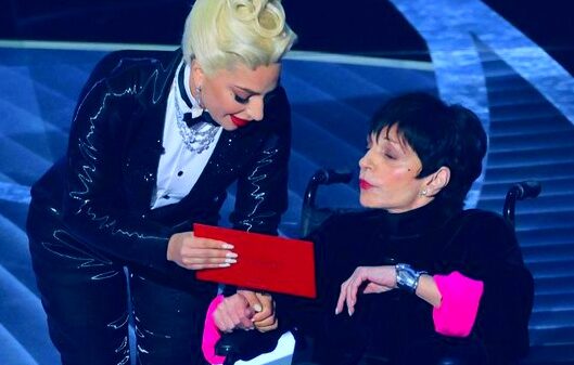 Liza Minnelli presents an Oscar despite her health complications with the help of Lady Gaga