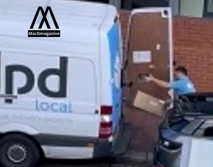  The fuming delivery person was captured kicking parcels, fired